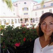 Mis lenguas maternas son el español y el inglés. Hablo alemán a nivel nativo gracias a mi parte materna Austriaca. 
Soy estudiante de traducción e interpretación y me especializo en dar clases a niños y adolescentes. 
Doy clases y hago traducciones.